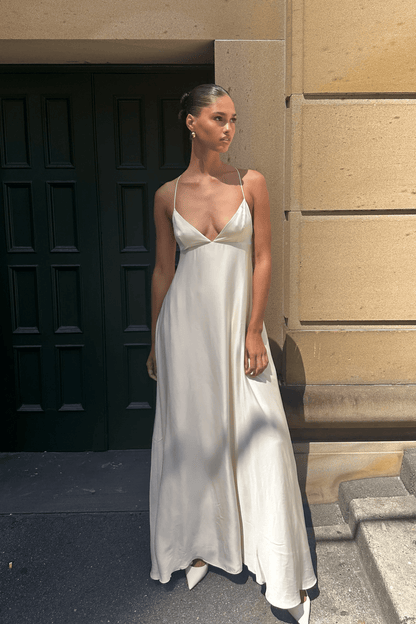 Weißes elegantes Damenkleid für besondere Anlässe