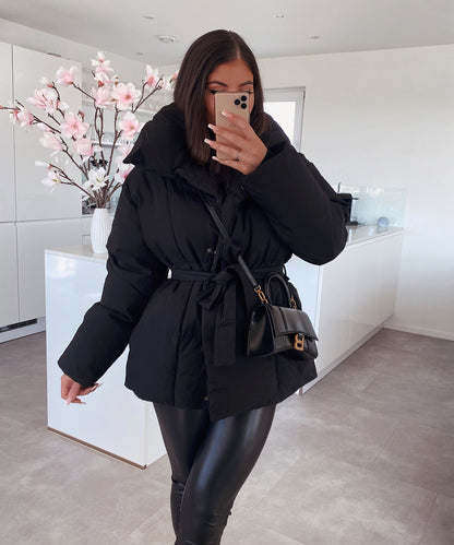 Gesteppte Jacke mit Gürtel und Hohem Kragen für Winter Damen